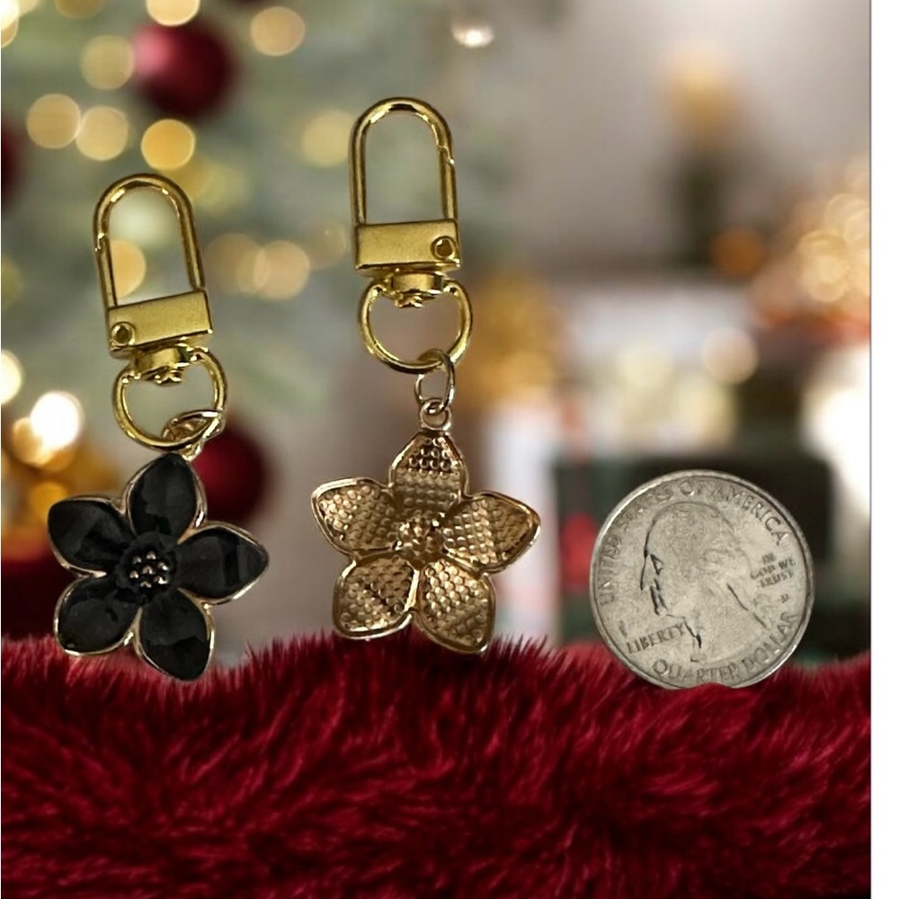 💰💰 3 for $15 Deal💰💰 

Gold and Black Flower Keychain/Bag extender